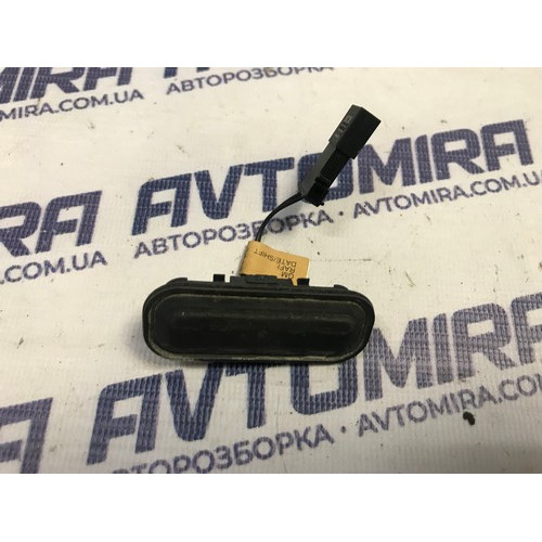 Кнопка відкривання кришки багажника Opel Astra J Wagon 2009-2015 13359895